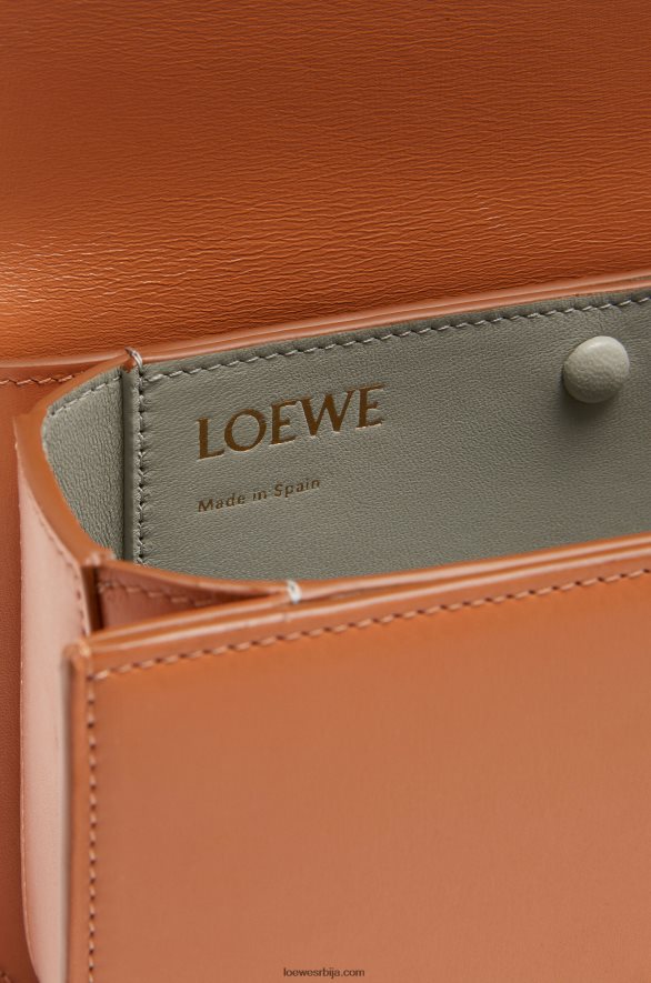 Loewe Жене мала гоја торба од свилене телеће коже тан HJTY280