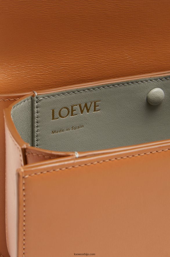 Loewe Жене мала гоја торба од свилене телеће коже топла пустиња HJTY305