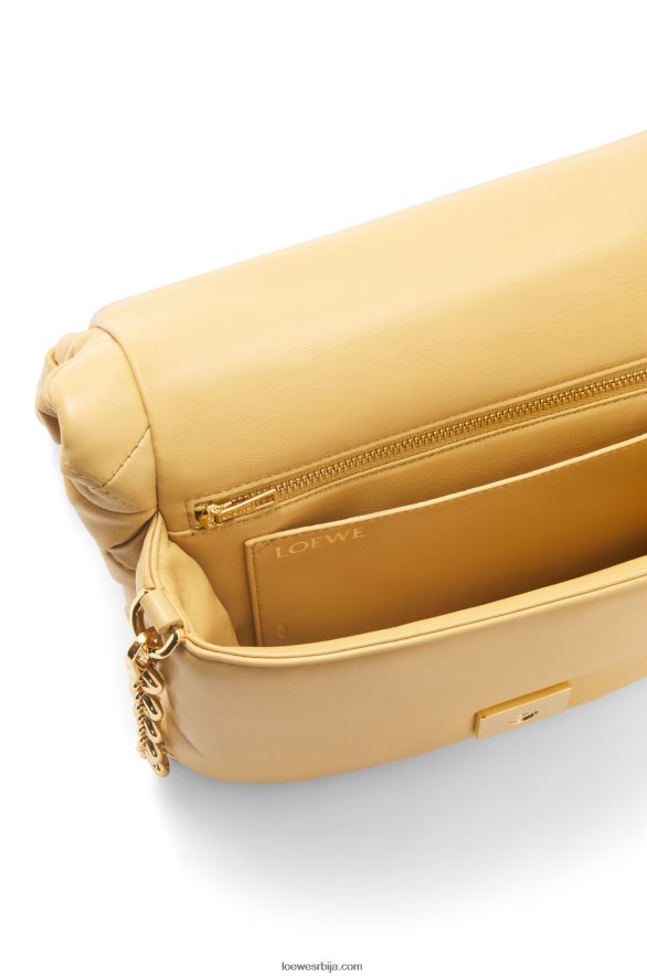 Loewe Жене пуффер гоиа у набраној сјајној напа јагњећој кожи тамни путер HJTY381