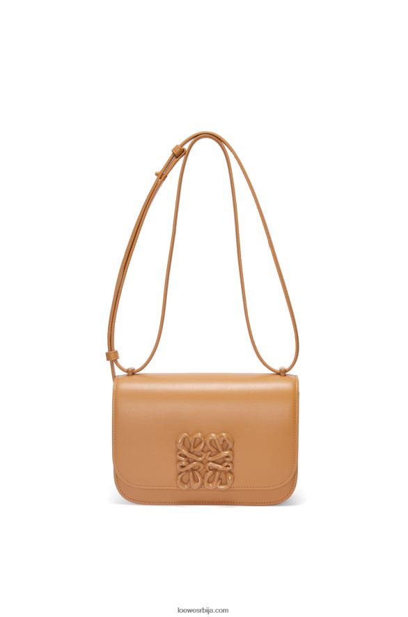 Loewe Жене мала гоја торба од свилене телеће коже топла пустиња HJTY455