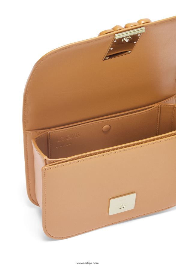 Loewe Жене мала гоја торба од свилене телеће коже топла пустиња HJTY455