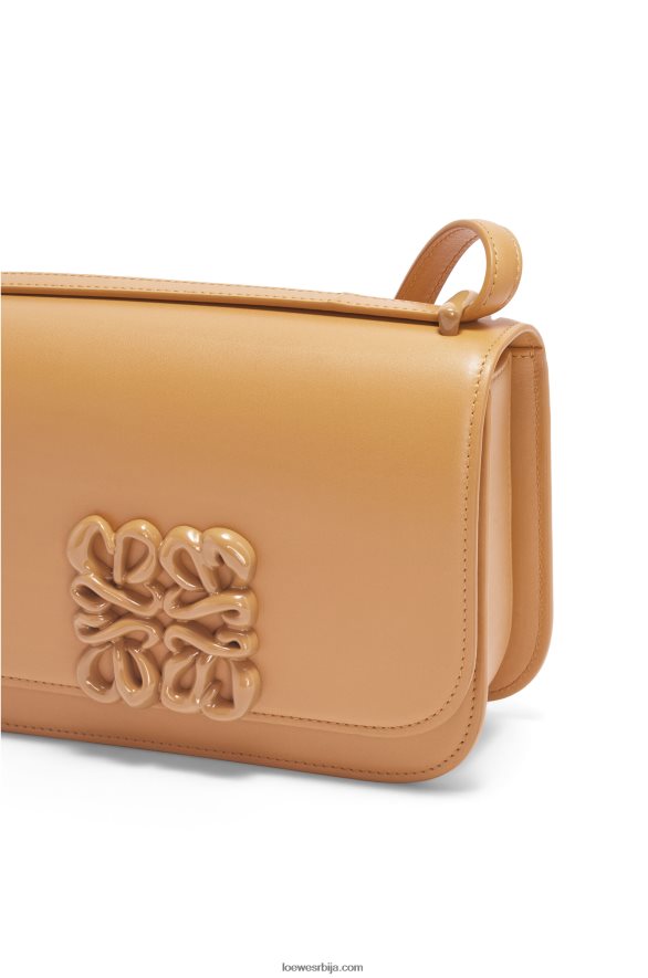 Loewe Жене мала гоја торба од свилене телеће коже топла пустиња HJTY455