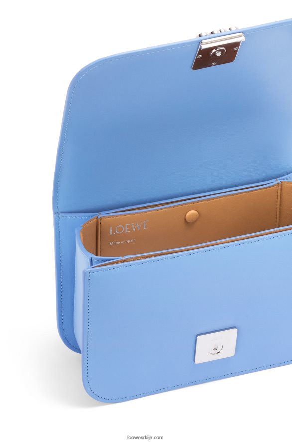 Loewe Жене мала гоја торба од свилене телеће коже целестинско плаво HJTY508