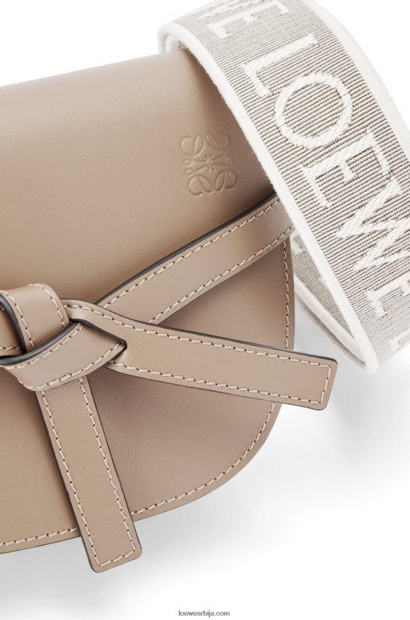 Loewe Жене мини гате дупла торба од меке телеће коже и жакарда песак HJTY218