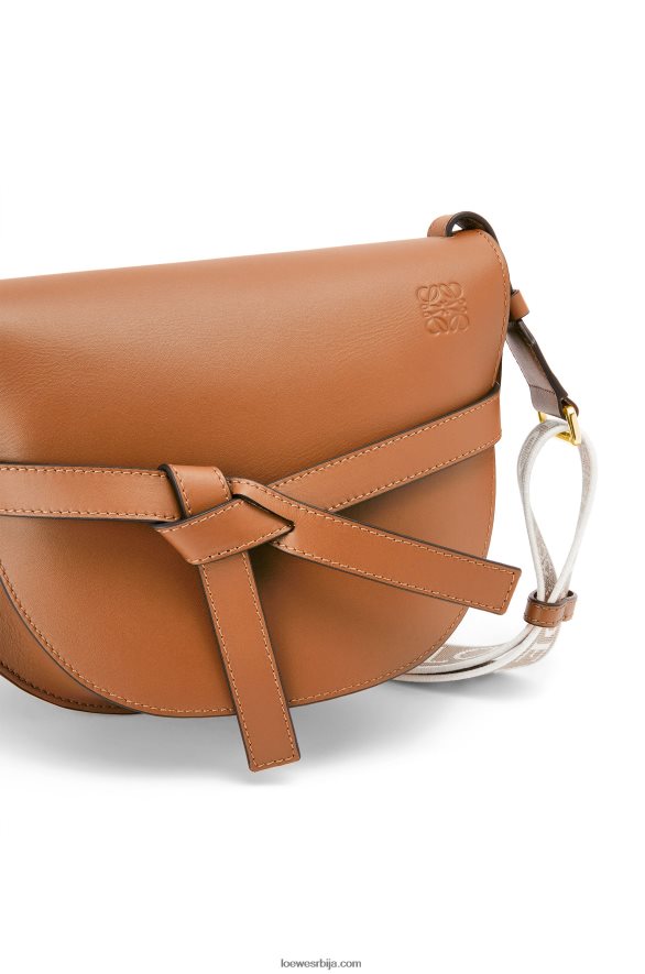 Loewe Жене мала капија торба од меке телеће коже и жакарда тан HJTY254
