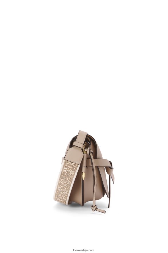 Loewe Жене мала капија торба од меке телеће коже и жакарда песак HJTY255