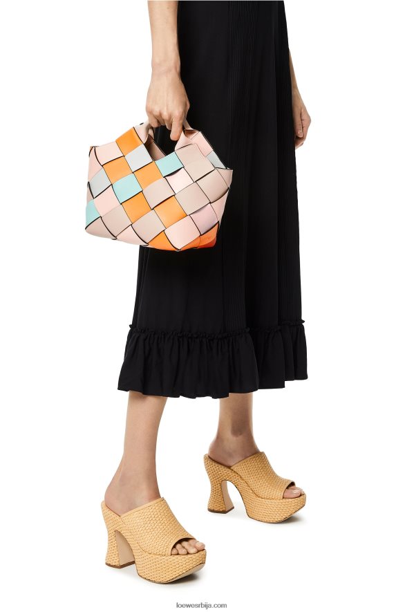 Loewe Жене мала сувишна кожна плетена корпа торба од телеће коже кајсија/злато HJTY105