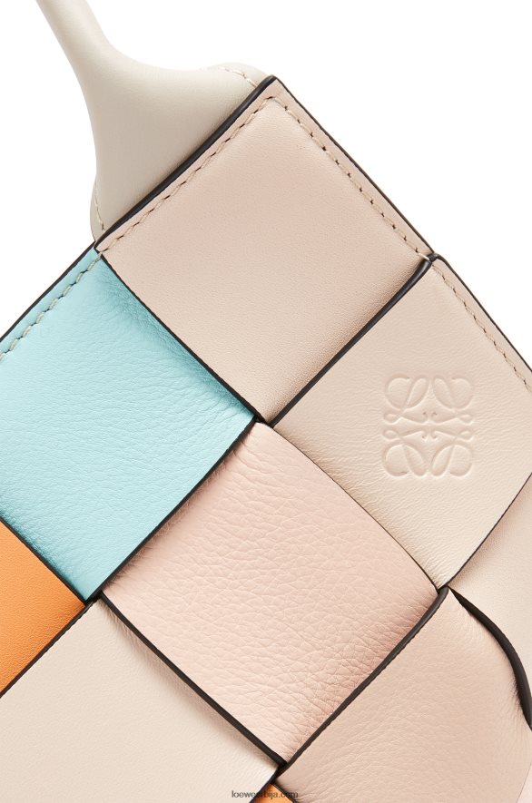 Loewe Жене мала сувишна кожна плетена корпа торба од телеће коже кајсија/злато HJTY105