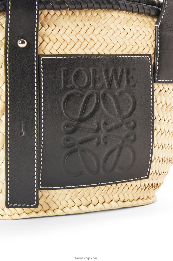Loewe Жене мала уметнута корпа торба од палминог листа и телеће коже природно/црно HJTY28