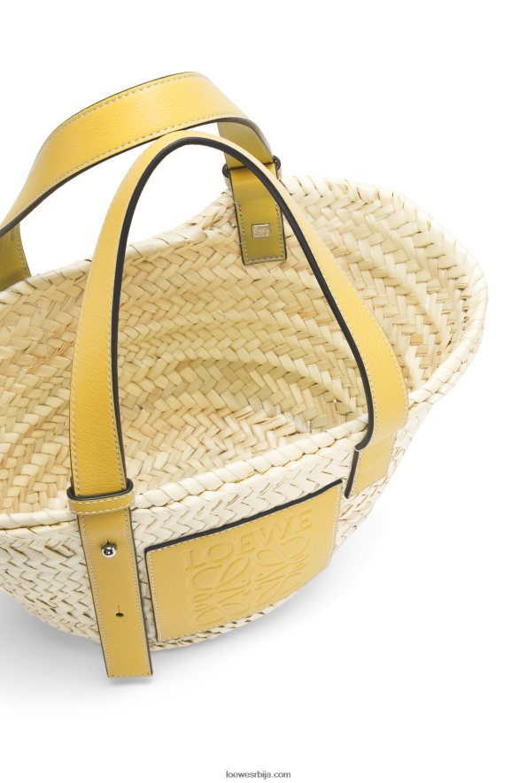 Loewe Жене мала торба за корпе од палминог листа и телеће коже тамно жута HJTY50