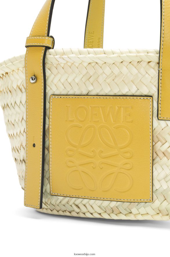 Loewe Жене мала торба за корпе од палминог листа и телеће коже тамно жута HJTY50