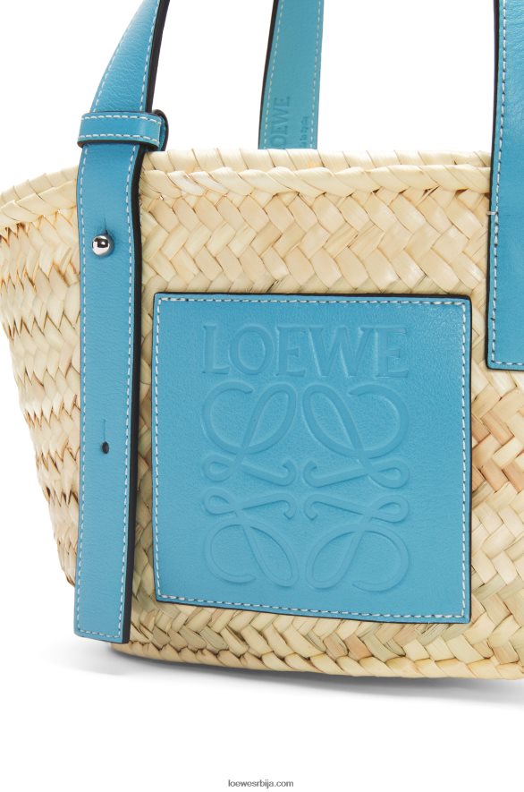 Loewe Жене мала торба за корпе од палминог листа и телеће коже светло плава HJTY57