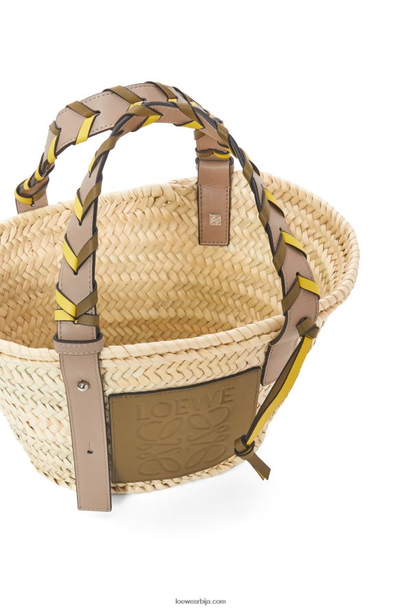 Loewe Жене мала торба од палминог листа са плетеном дршком од телеће коже маслина/песак HJTY5