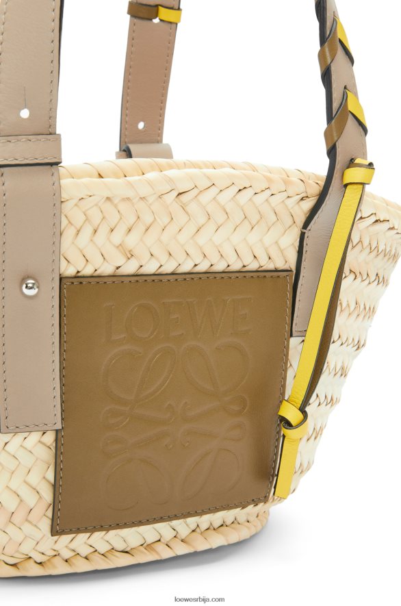 Loewe Жене мала торба од палминог листа са плетеном дршком од телеће коже маслина/песак HJTY5