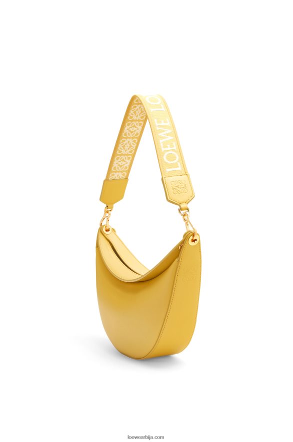 Loewe Жене мала луна у сатенској телећој кожи бледожута глазура HJTY454