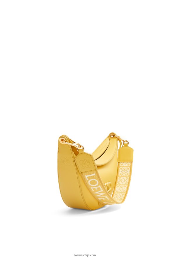 Loewe Жене мала луна у сатенској телећој кожи бледожута глазура HJTY454