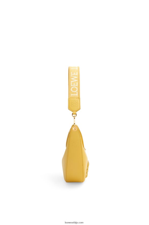 Loewe Жене мала луна у сатенској телећој кожи бледожута глазура HJTY454
