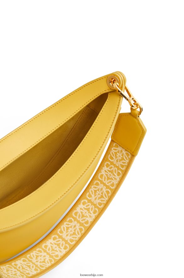 Loewe Жене мала луна у сатенској телећој кожи бледожута глазура HJTY454