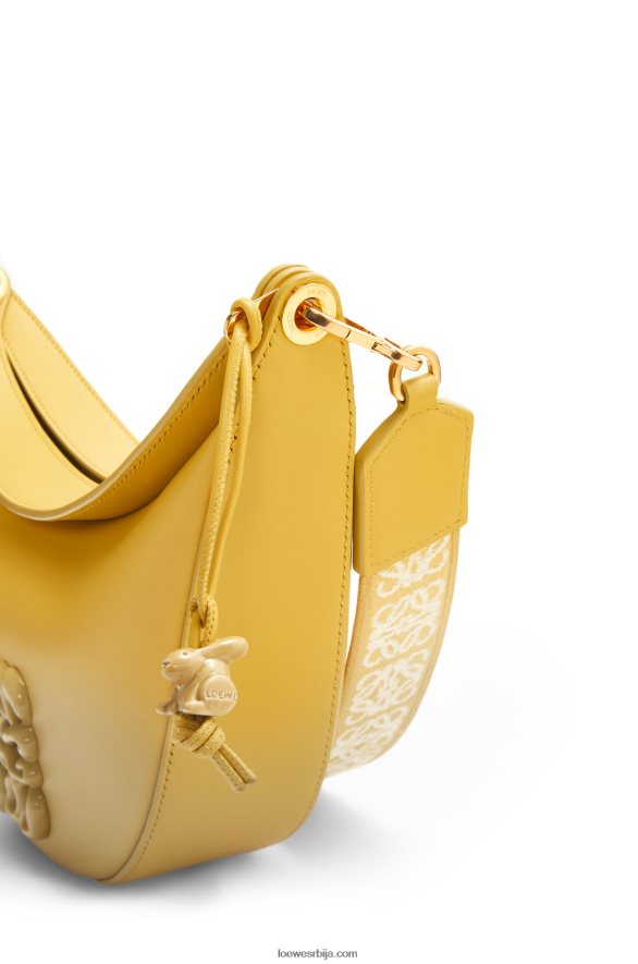 Loewe Жене мала луна у сатенској телећој кожи бледожута глазура HJTY454