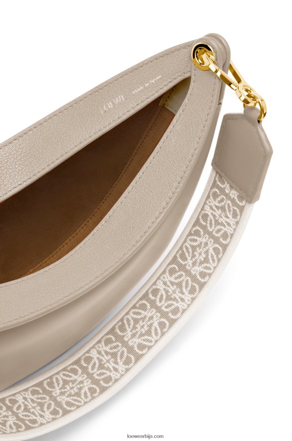 Loewe Жене мала луна торба од сатенске телеће коже и жакарда лагани зоб HJTY475