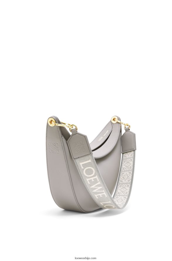 Loewe Жене мала луна торба од сатенске телеће коже и жакарда бисерно сива HJTY476