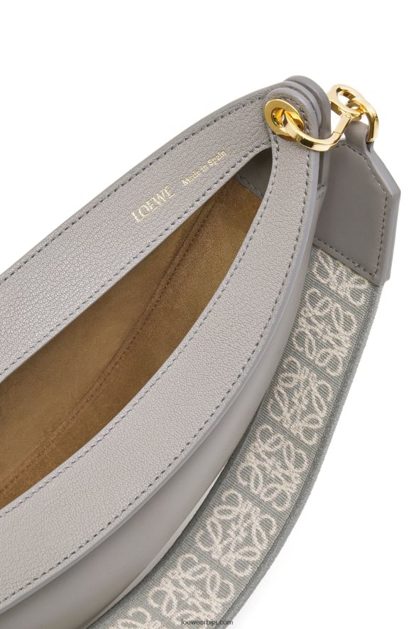 Loewe Жене мала луна торба од сатенске телеће коже и жакарда бисерно сива HJTY476