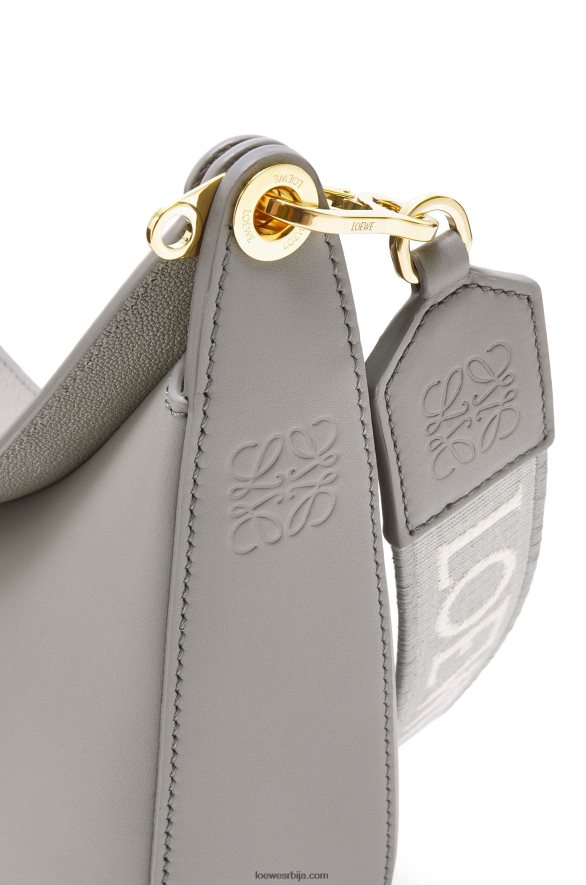 Loewe Жене мала луна торба од сатенске телеће коже и жакарда бисерно сива HJTY476
