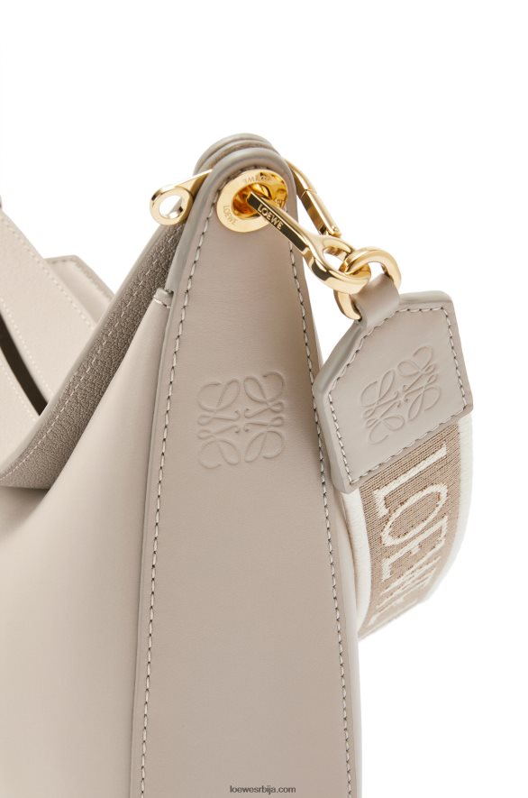 Loewe Жене луна торба од сатенске телеће коже и жакарда лагани зоб HJTY522