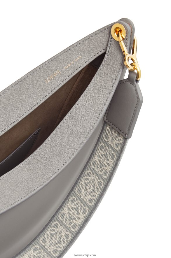 Loewe Жене луна торба од сатенске телеће коже и жакарда бисерно сива HJTY533