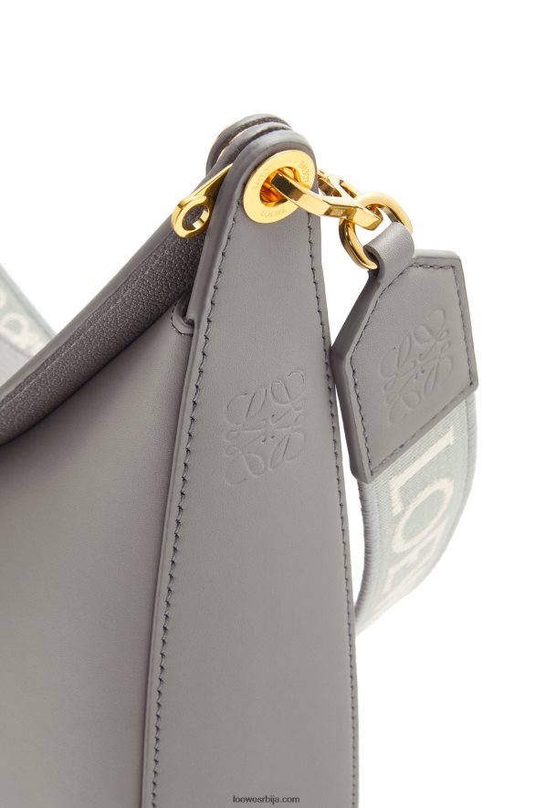 Loewe Жене луна торба од сатенске телеће коже и жакарда бисерно сива HJTY533