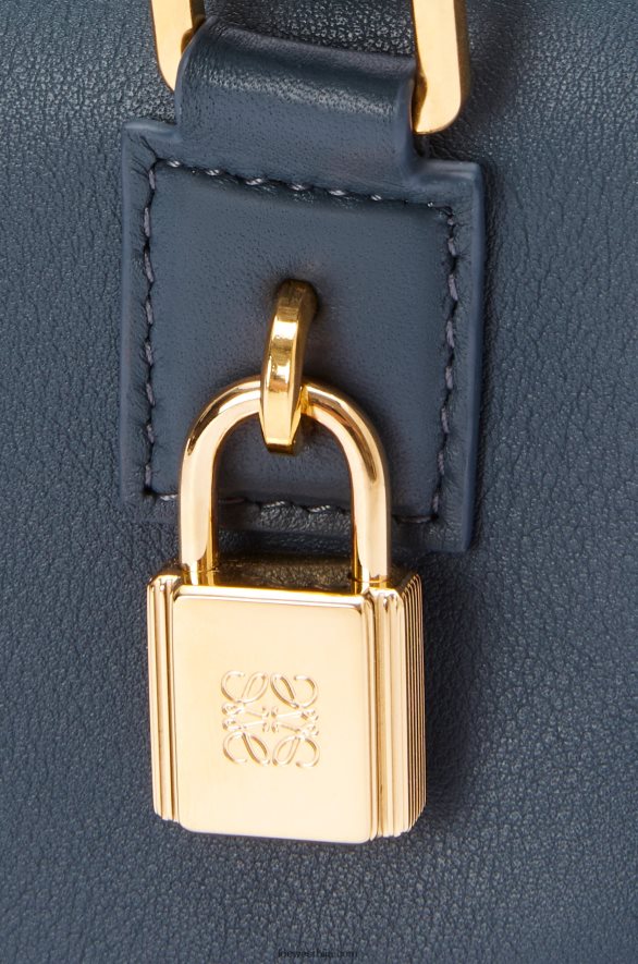 Loewe Жене Амазона 16 квадратна торба од напа телеће коже оникс плави HJTY158