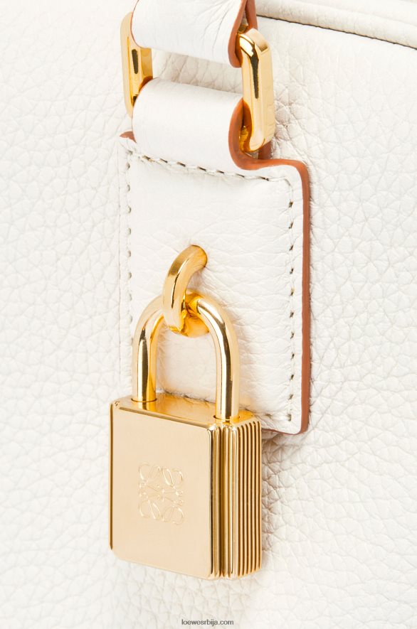 Loewe Жене амазона 19 квадратна торба од мекане телеће коже мека бела HJTY152