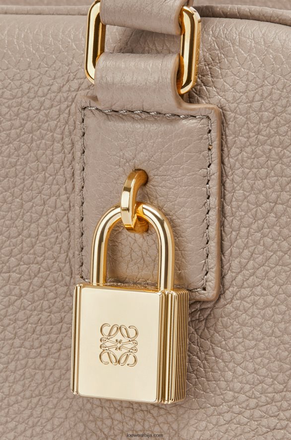 Loewe Жене амазона 19 квадратна торба од мекане телеће коже песак HJTY155