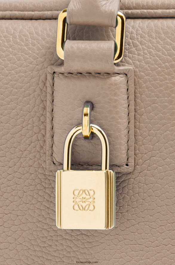 Loewe Жене Амазона 23 торба од мекане телеће коже песак HJTY154