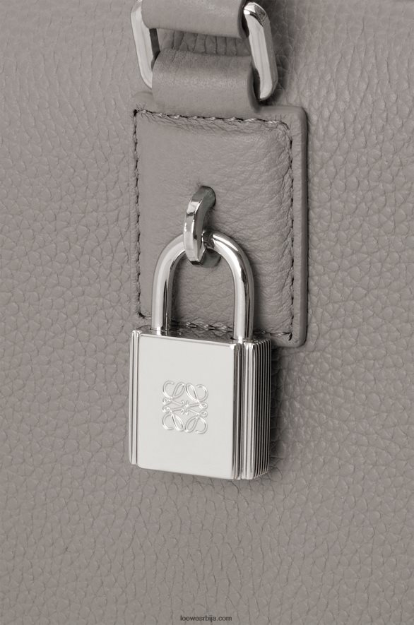 Loewe Жене Амазона 28 торба од мекане телеће коже бисерно сива HJTY134