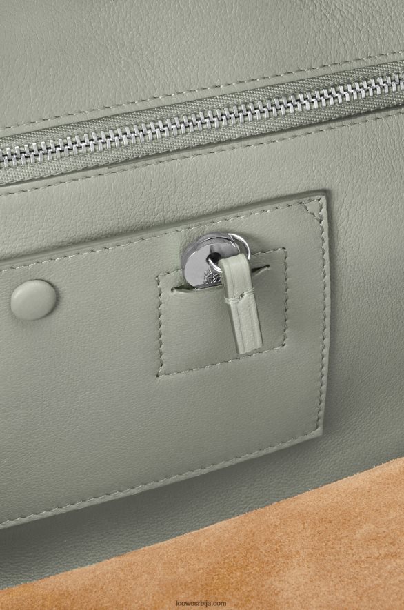 Loewe Жене Амазона 28 торба од напа телеће коже пепељасто сива HJTY136