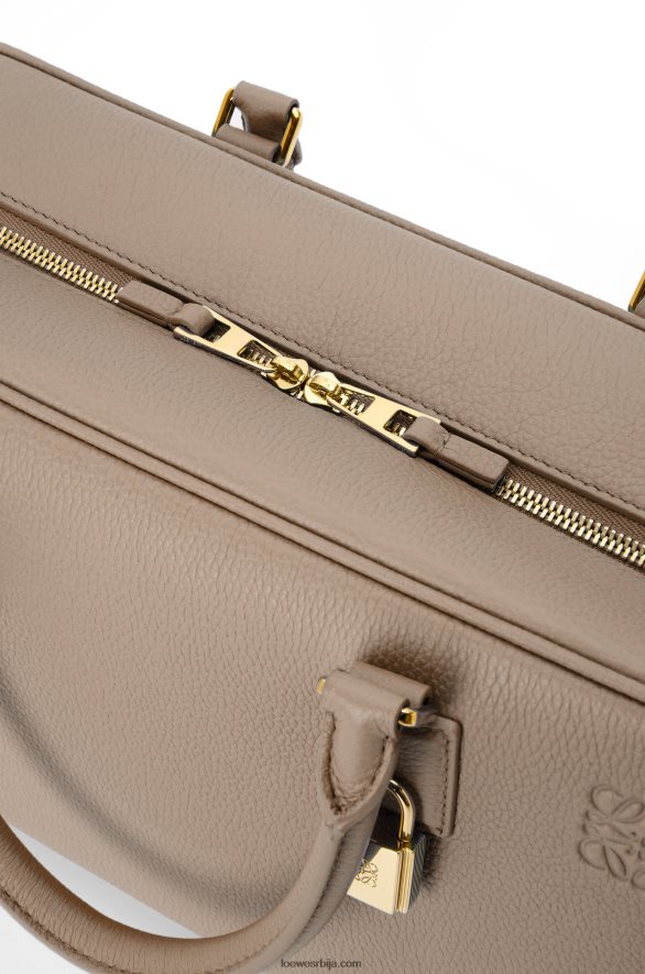 Loewe Жене Амазона 28 торба од мекане телеће коже песак HJTY153