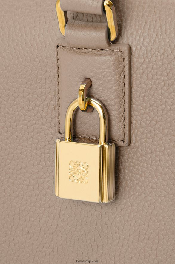 Loewe Жене Амазона 28 торба од мекане телеће коже песак HJTY153
