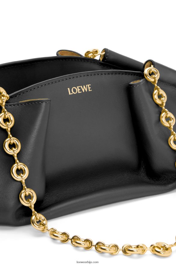 Loewe Жене мала пасео торба од сјајне напа телеће коже са ланцем црн HJTY402