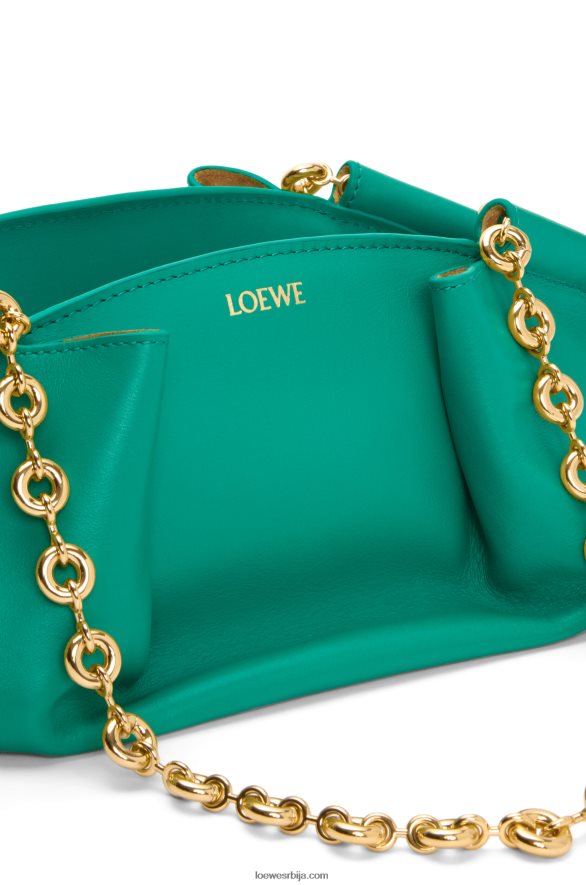 Loewe Жене мала пасео торба од сјајне напа телеће коже са ланцем смарагдно зелена HJTY403