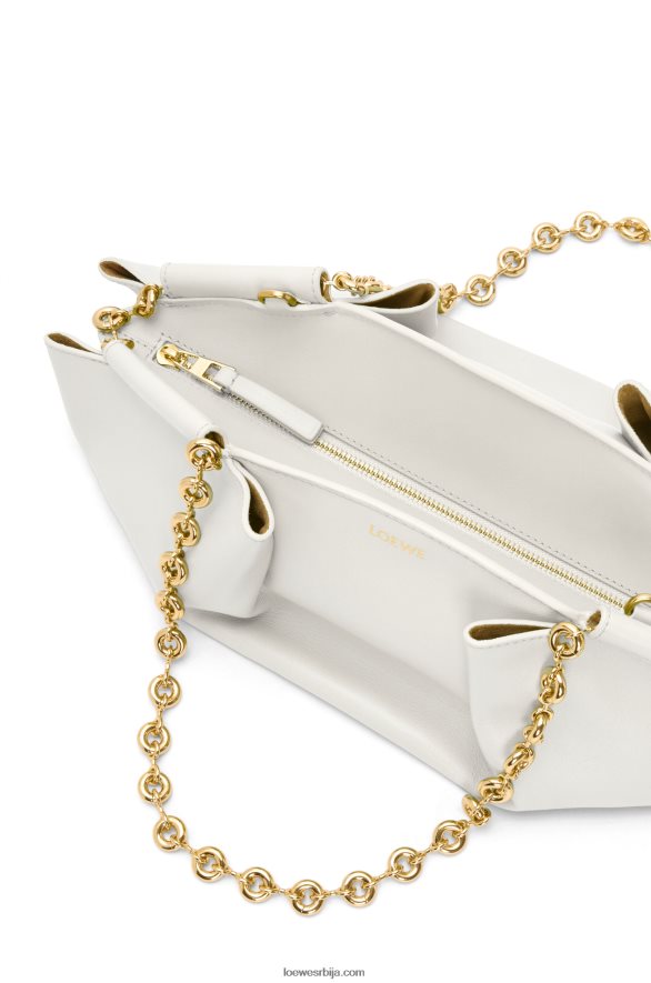 Loewe Жене мала пасео торба од сјајне напа телеће коже са ланцем мека бела HJTY404