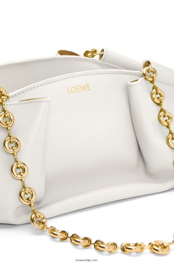 Loewe Жене мала пасео торба од сјајне напа телеће коже са ланцем мека бела HJTY404