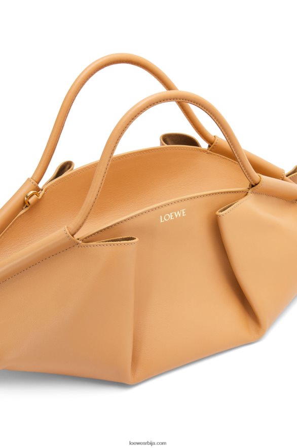 Loewe Жене пасео торба од сјајне напа телеће коже топла пустиња HJTY417