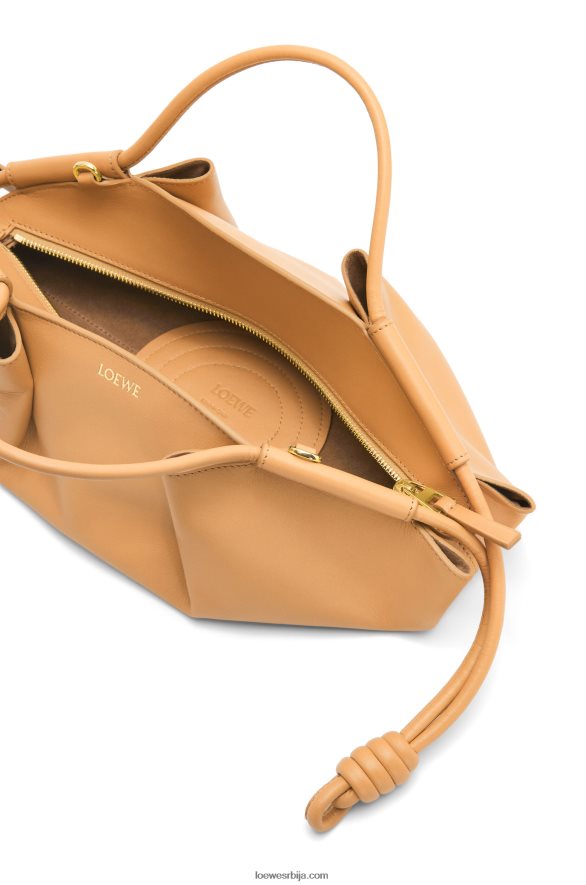 Loewe Жене мала пасео торба од сјајне напа телеће коже топла пустиња HJTY418