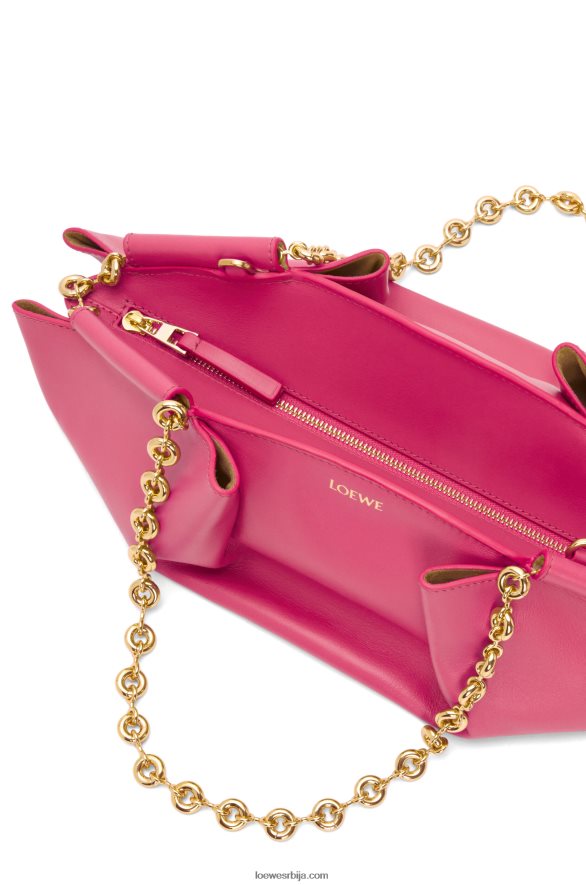 Loewe Жене мала пасео торба од сјајне напа телеће коже са ланцем магента HJTY420