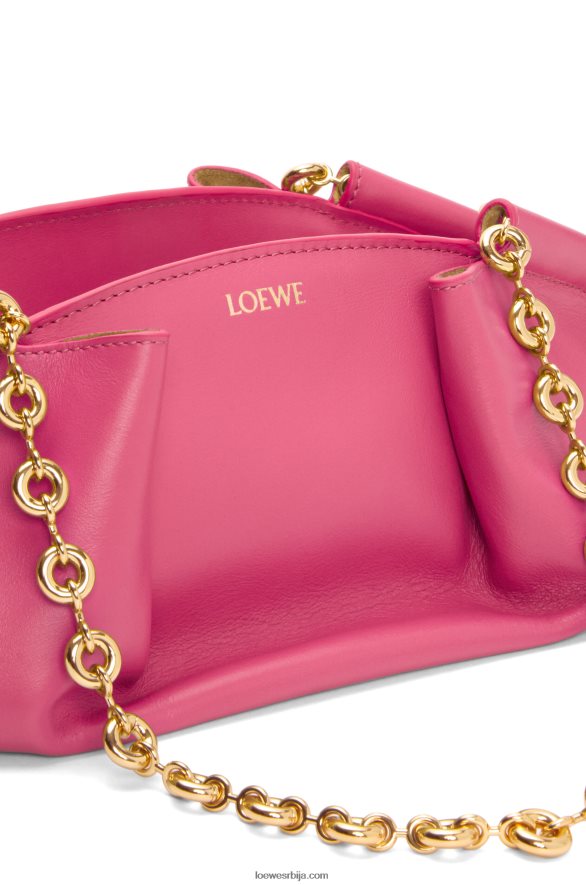 Loewe Жене мала пасео торба од сјајне напа телеће коже са ланцем магента HJTY420