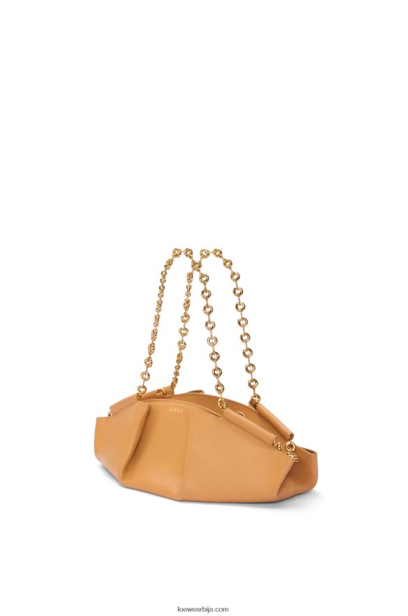 Loewe Жене мала пасео торба од сјајне напа телеће коже са ланцем топла пустиња HJTY421