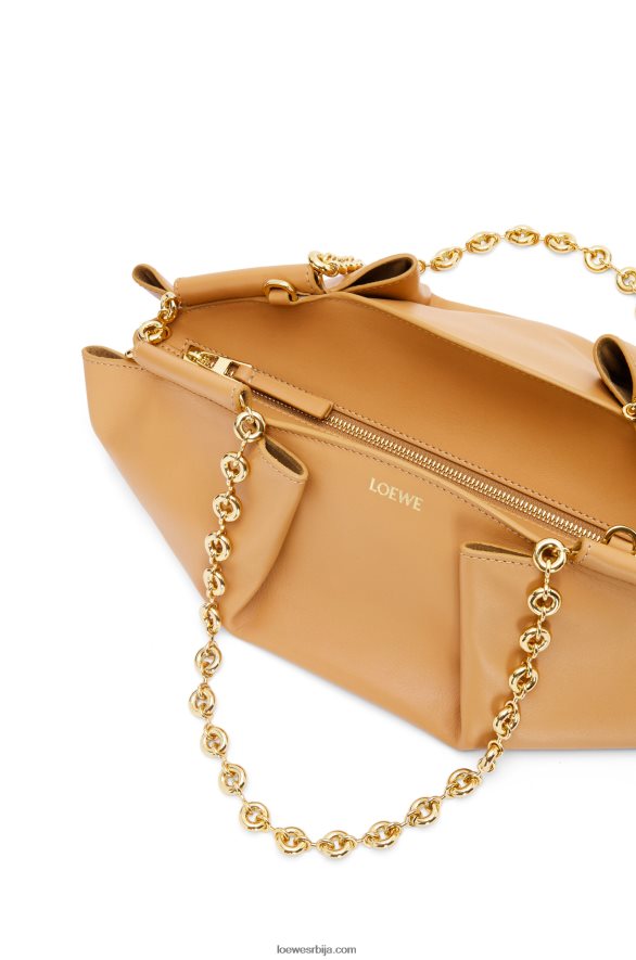 Loewe Жене мала пасео торба од сјајне напа телеће коже са ланцем топла пустиња HJTY421