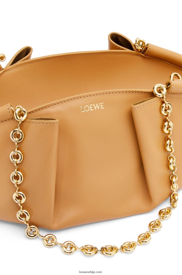 Loewe Жене мала пасео торба од сјајне напа телеће коже са ланцем топла пустиња HJTY421