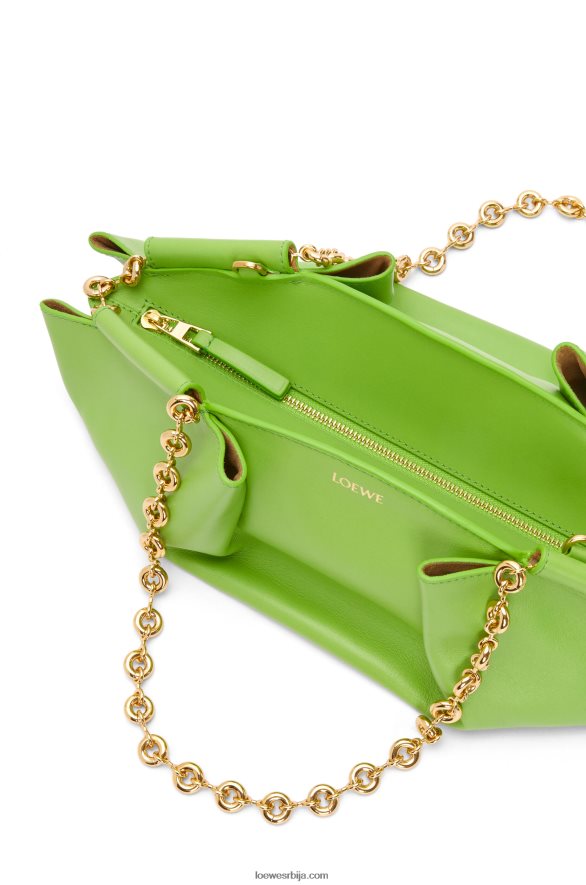 Loewe Жене мала пасео торба од сјајне напа телеће коже са ланцем јабука зелена HJTY422